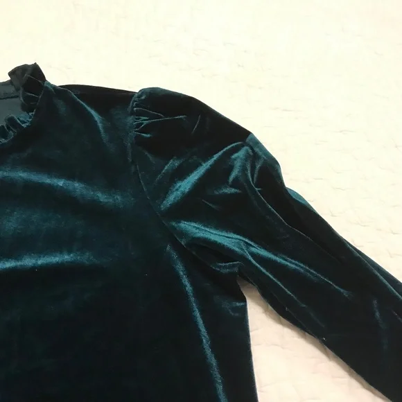 Green velvet long sleeved top embellished with ruffles at wrists & collar (L) - Picture 11 of 16